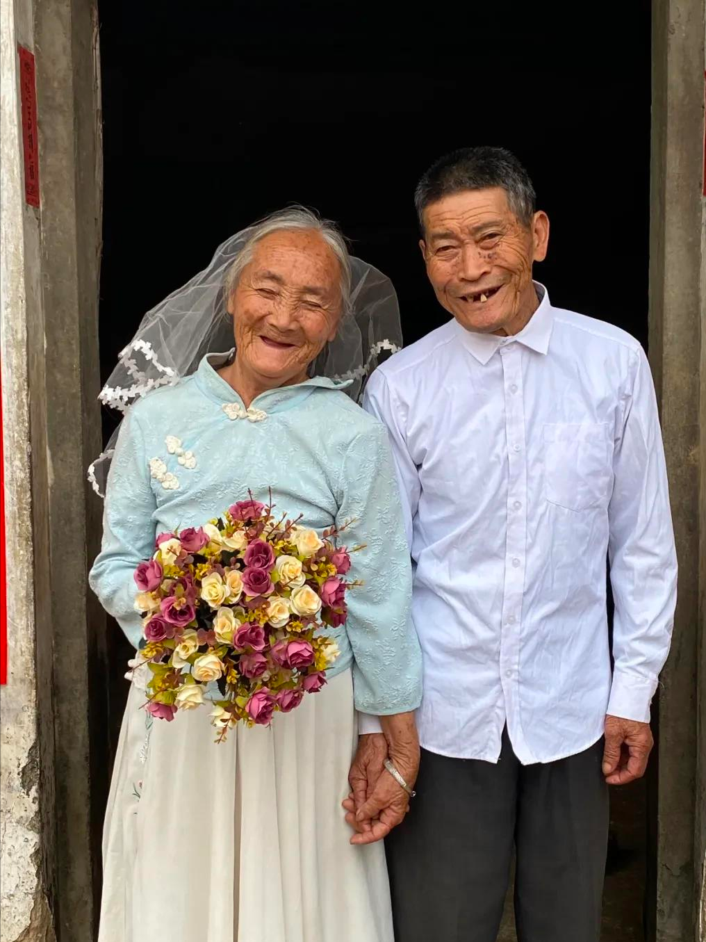 广西23岁穷小伙，3岁被母亲抛弃，大学毕业后回到农村教书，图啥