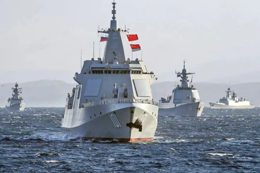 美国航空母舰与东海相邻北上，055大驱4艘同时出海。辽宁号在同一框框里照在镜子里。
