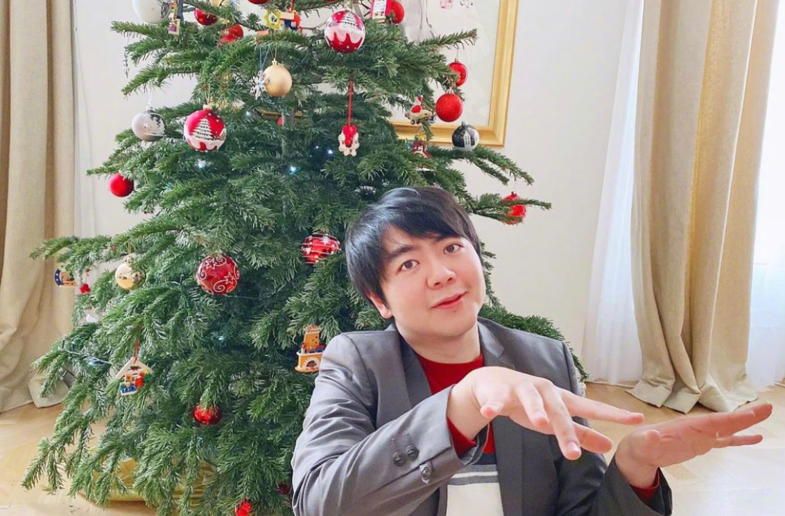 郎朗夫妇带1岁儿子出游！男方头发油腻不修边幅，娇妻身材太火辣