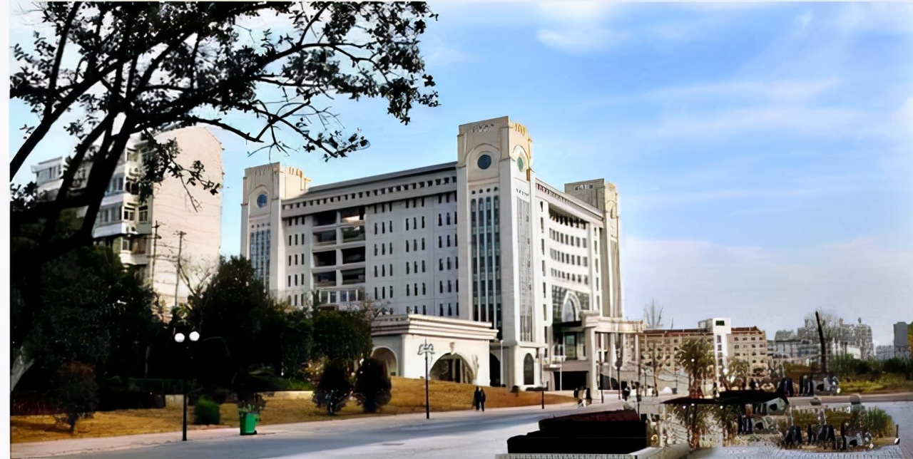 我国有1所性价比高的大学，四年学费私人给，毕业有机会进入国企