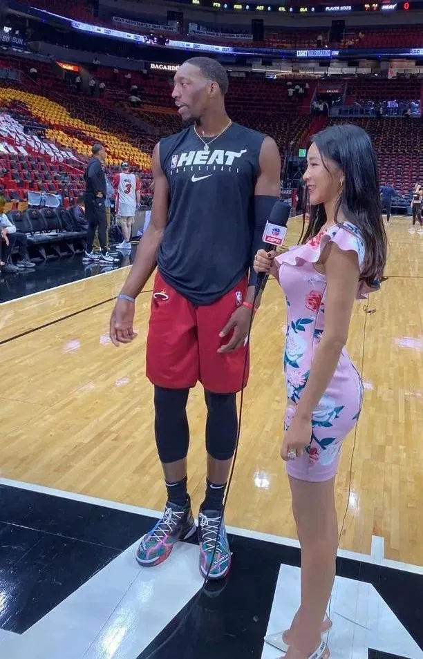 nba解说员女生有哪些(34岁中国“最美NBA女主播”性感身材让哈登都盯到眼直)