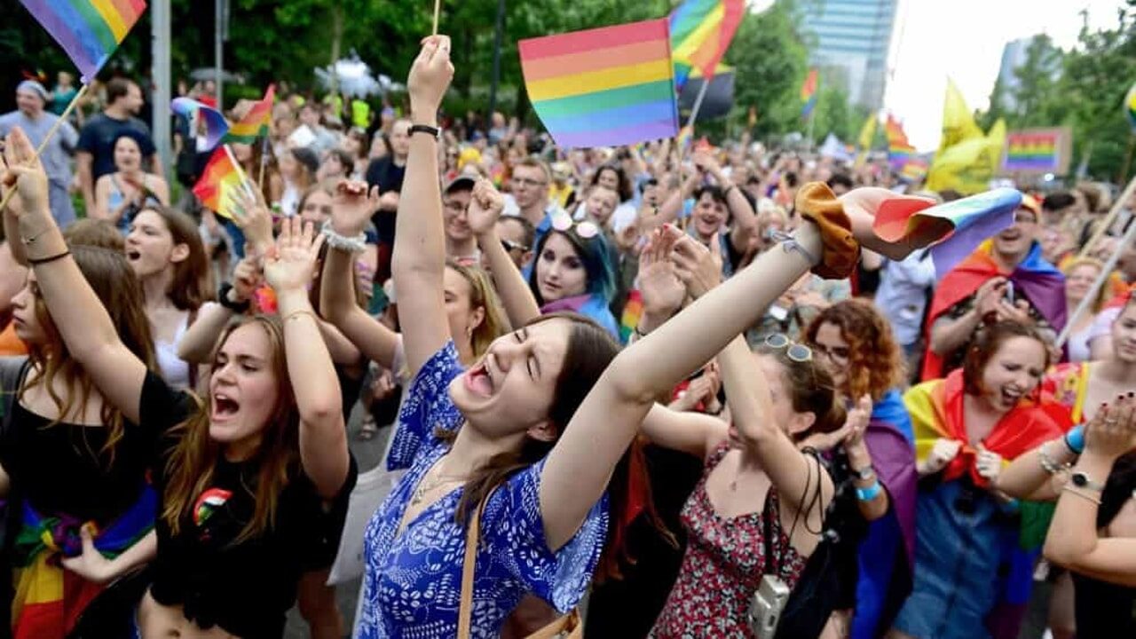 根据《纽约时报》的报道,类似科尔这样,在童年时期面临"性别焦虑"的