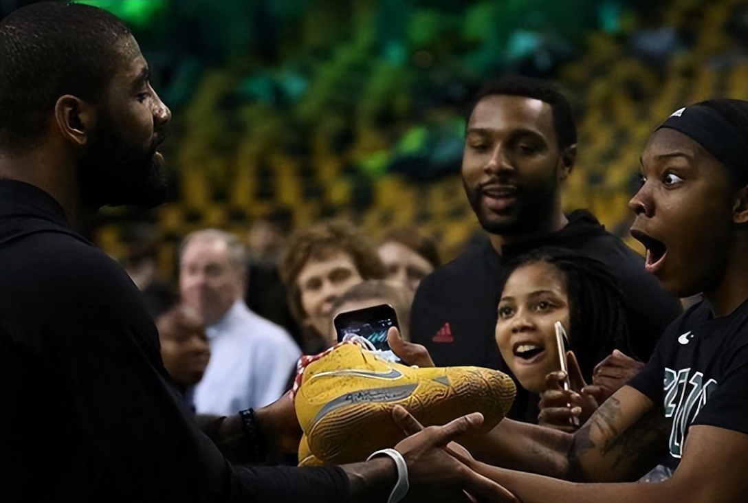 nba球星为什么有钱(为何NBA球星那么有钱，但是送球鞋给球迷 会把鞋垫拿出来？)