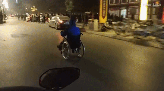 老年人玩起轮椅飙车，比速度与激情还狠