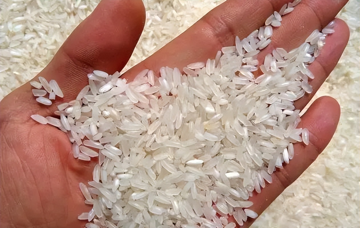 有人称：发黄的大米是毒大米，长期吃容易致癌？你家的大米安全吗