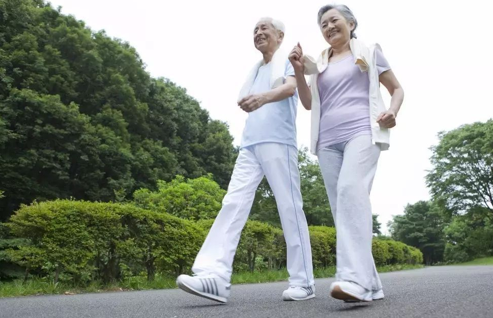 走路是最便宜的“长寿药”！避开这2个"时间点"，或越走越健康