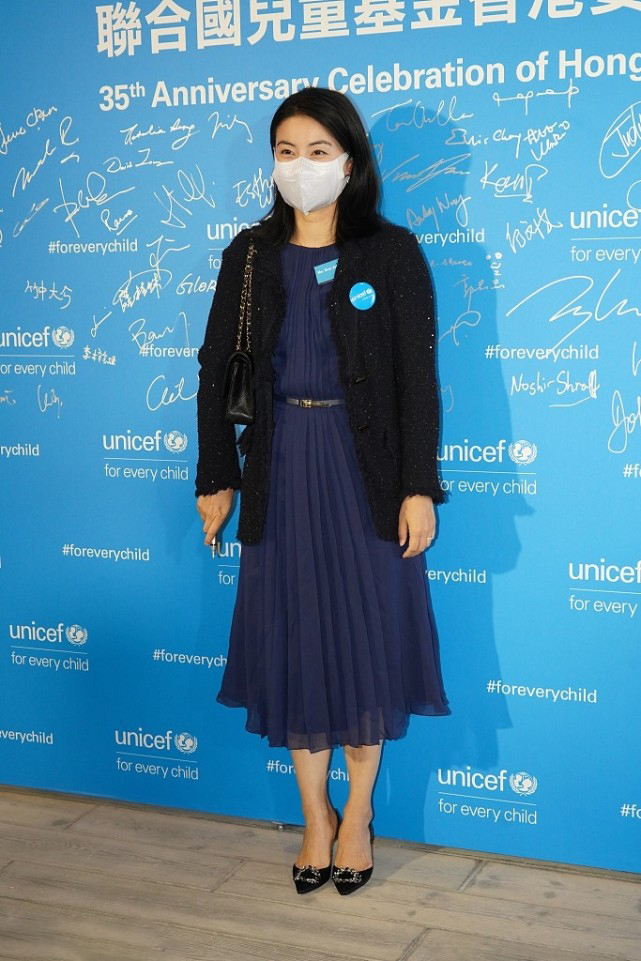 郭晶晶夫妇出席活动互动甜蜜，霍震霆活力满满，阔太甘比贵气十足