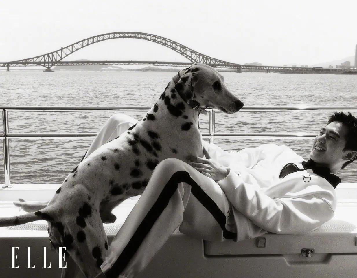 杨洋三登 X《ELLE》，优雅帅气，悠然自得感受海风拂面，心旷神怡