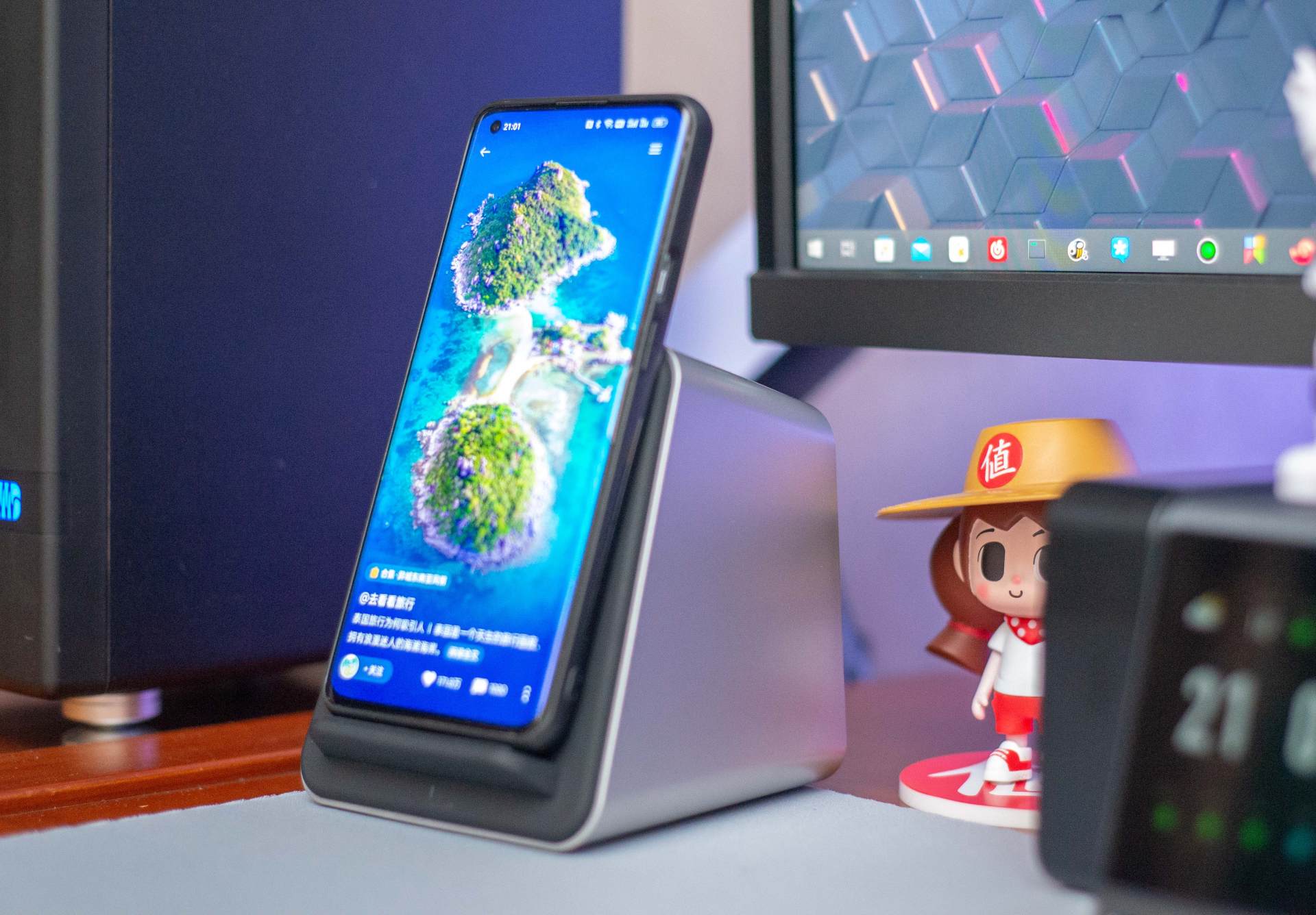 桌面改造 2.0，兼顾生产力与娱乐性的一体化空间