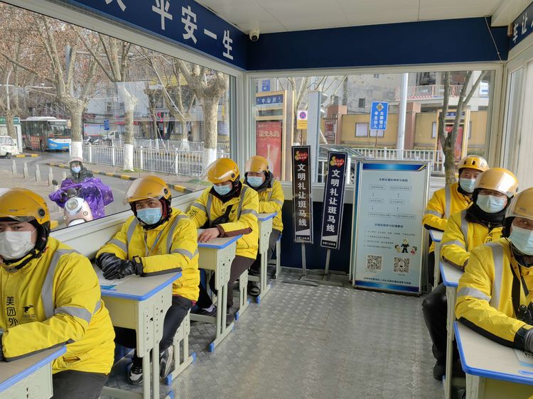 交通秩序大提升 文明创建我先行丨汉中交警二大队“关爱骑手、守护安全”微课堂开课啦