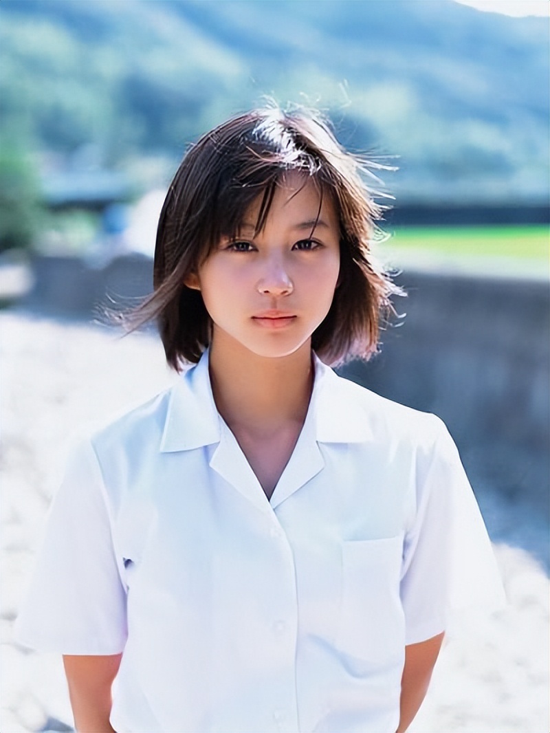 一人拖垮全剧，这8位颜值演技都没有的女星，“关系户”写在脸上