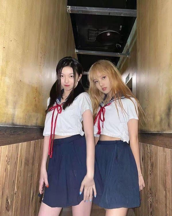 15岁李嫣在嫣然医院墙上作画，穿吊带上衣，亭亭玉立初具女神范儿