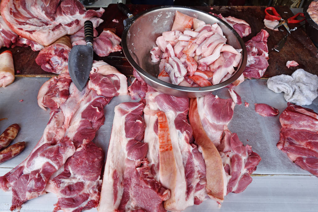都是肉为啥猪肉是摆着卖牛羊肉却挂着卖肉贩老板猫腻不小
