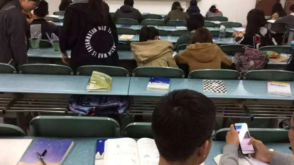 兵马未动粮草先行？一组高校教室实拍图走红，反被嘲“吃相”难看