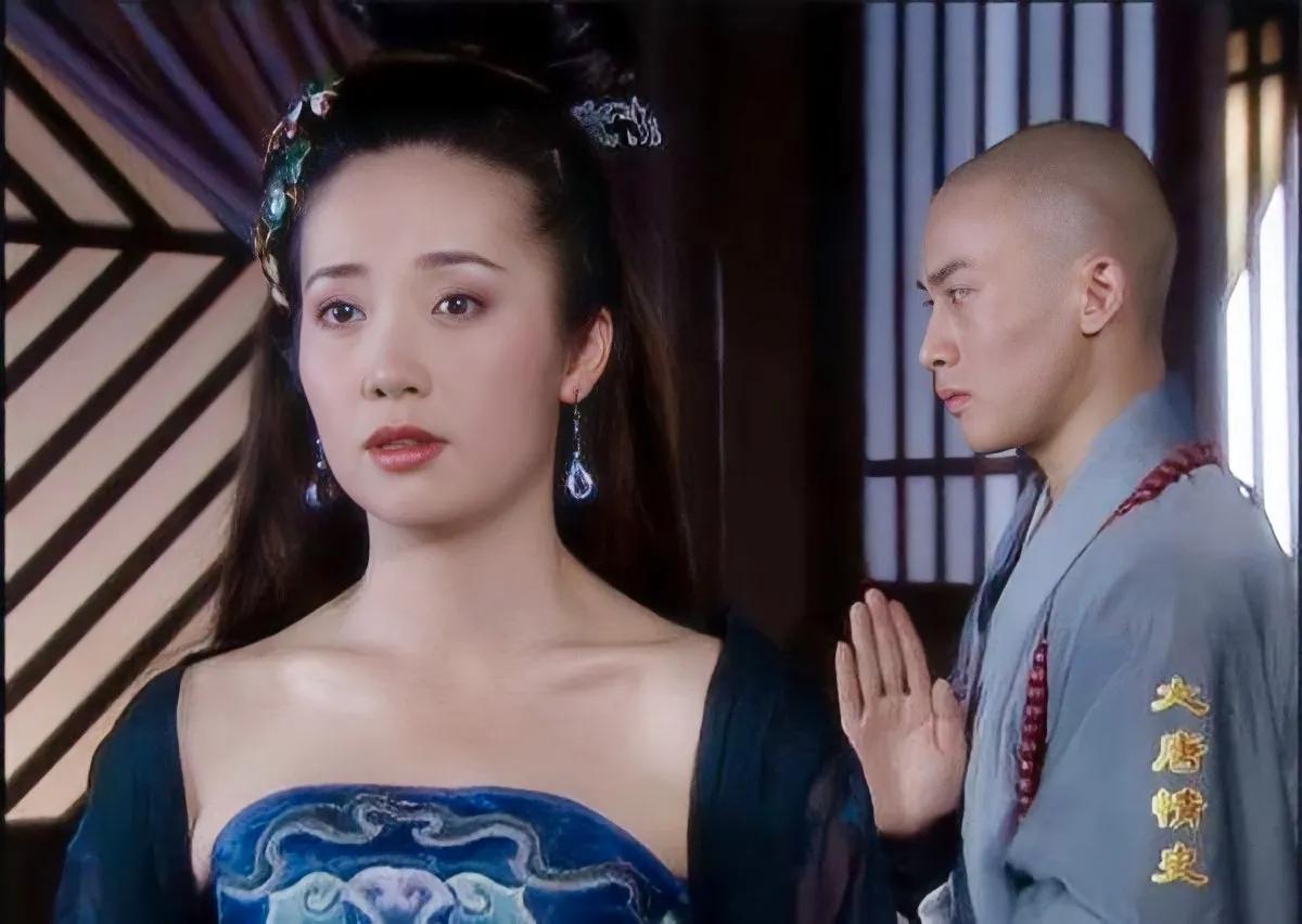 玳姬对他来说就像是一件精美的瓷器,以前他只能远观,后来他想要拥有以