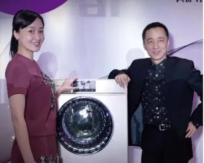 演员赵子琪，聚会时聚来一个老公，两个女儿也幸福