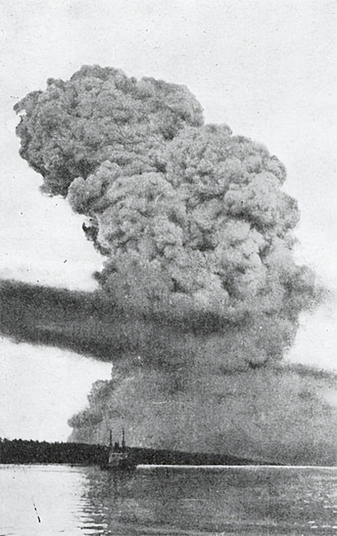 广西一公司发生爆炸，腾起巨大蘑菇云，电箱爆炸竟有这么大威力？