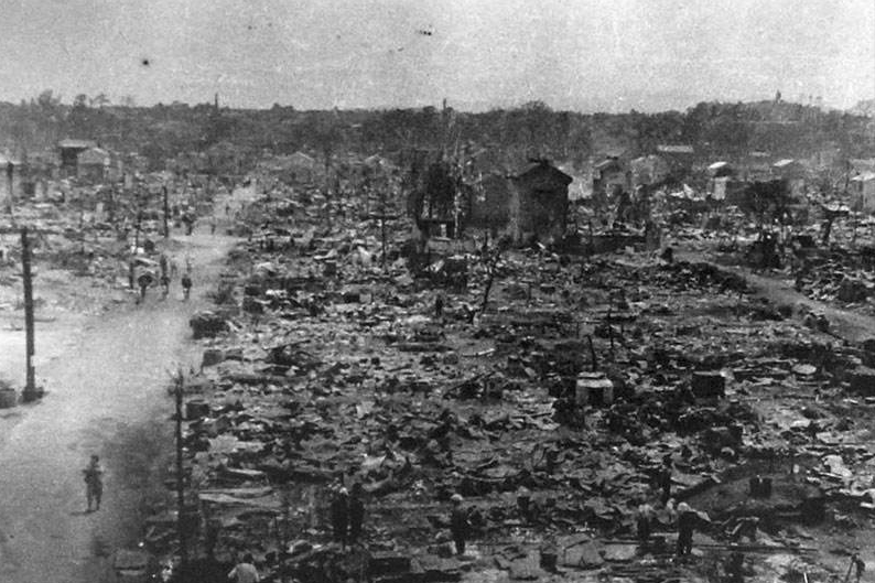 堪比原子弹的东京轰炸，日本98座城市被炸，造成58万人伤亡