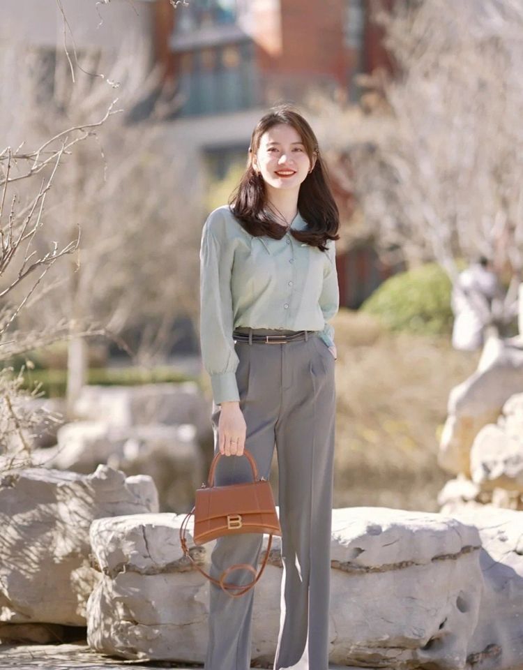 45岁的女人,买衣服要"少而精"!这3件夏装,时尚减龄好显年轻