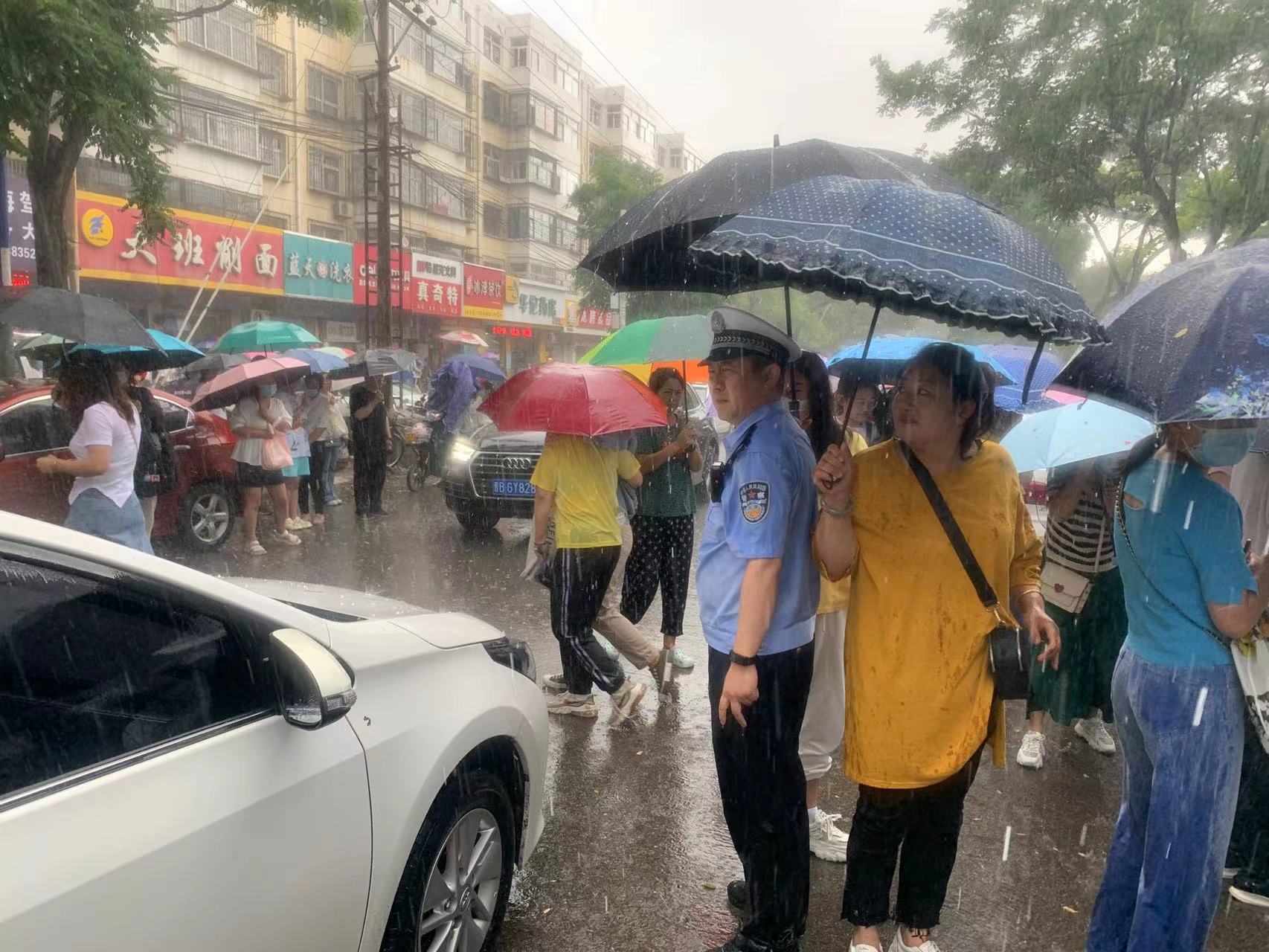 大同市公安局交警五大队“雨”您同行，守护辖区道路安全畅通