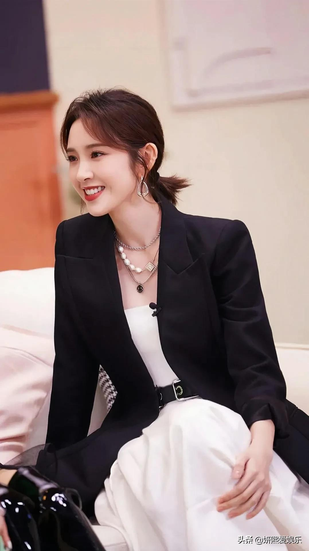 唐艺昕，邻家女孩，甜美可人