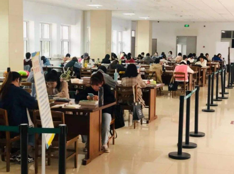 北大食堂出现“站饭文化”，在校生出面解释，难怪韦神喜欢吃馒头