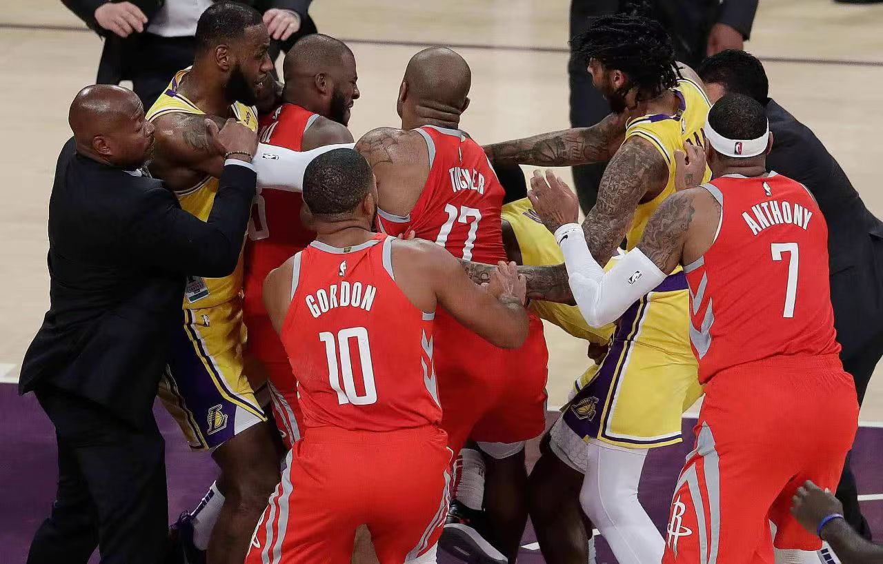 nba打架为什么(拳脚相向！NBA巨星打架事件：巴克利抱摔大鲨鱼，乔丹也被惹急眼)