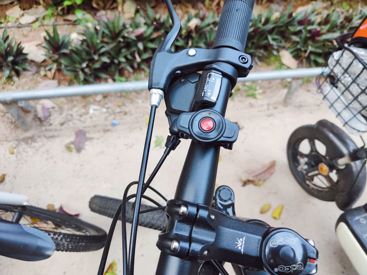 Helmetphone M1T NEO王炸组合：智能灯光+蓝牙音箱+鸿蒙智联