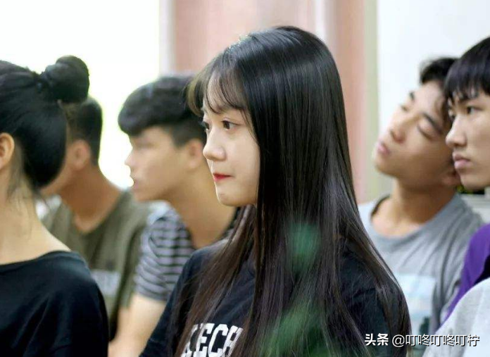 南京高校女生穿黑丝考试，网友化身“柠檬精”：这就是穿衣自由？