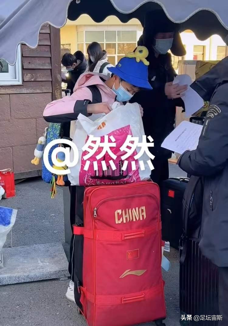 全红婵解封出关返回北京，穿衣单薄手指冻红，被保安查验忙找证明