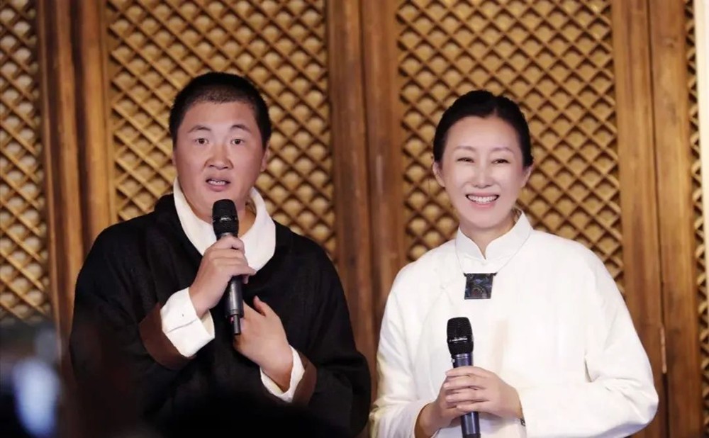 孙楠二婚老婆真会穿，针织裙叠穿半裙时髦减龄，扯个缺口更显腿长