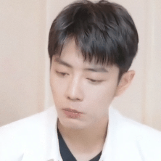 桃桃的一组生图,肖战的眼睛真好看,灵气逼人鲜花与少年绝配