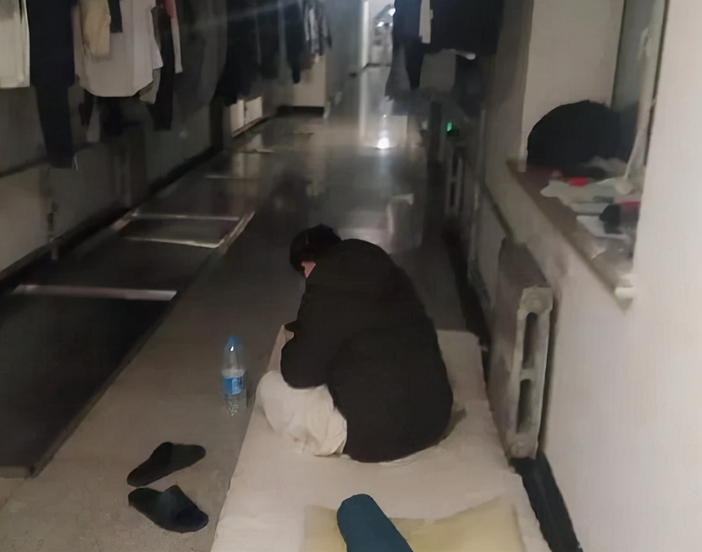 黑龙江某高校男生睡走廊4年，一鞋、一被、一推书，他活得很明白