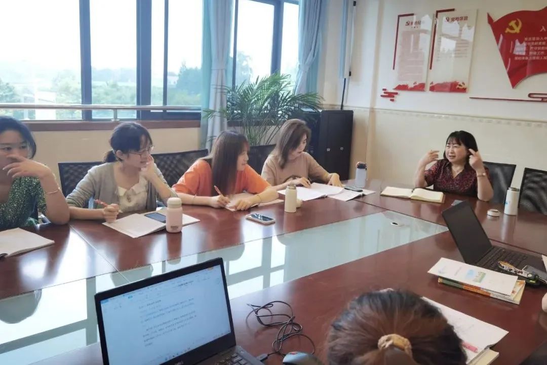 实验小学外国语学校语文组进行“以爱润泽，温故知新”专题教研