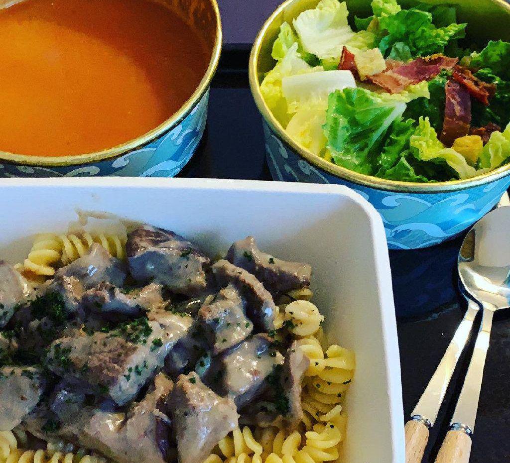 75岁林子祥的隔离餐火了，荤素搭配营养均衡，网友：难怪老当益壮