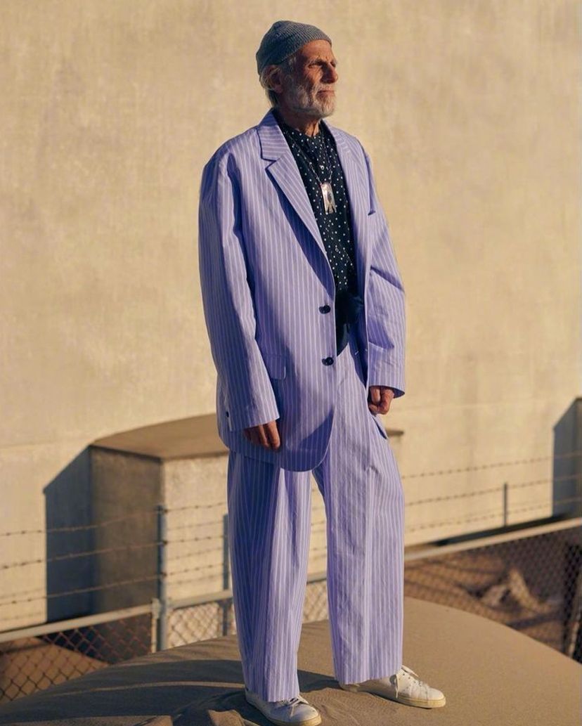 看这位外国老头,硬是穿出了模特范儿