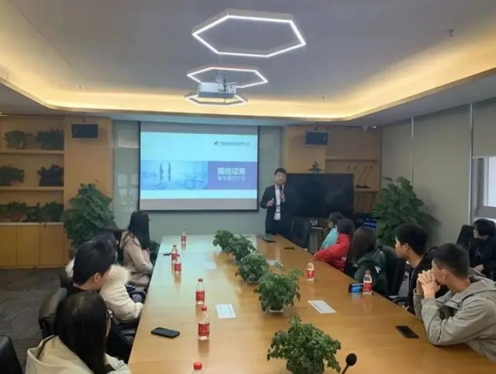 大学里“严重饱和”的4个专业，直接就业压力大，考研更“卷”