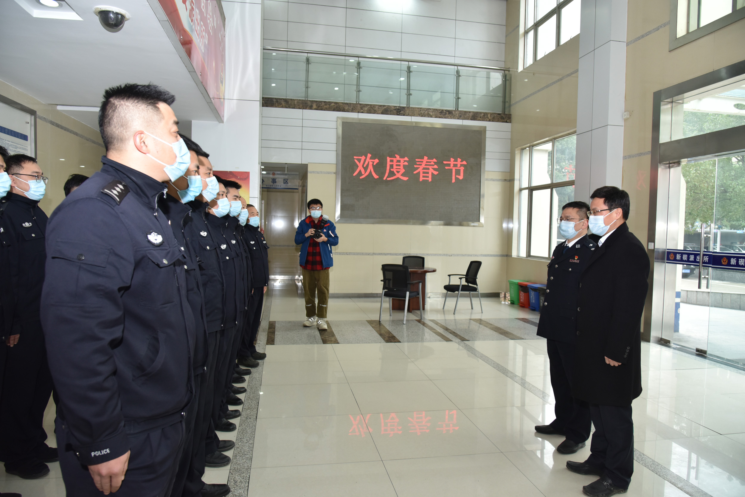 潘银浩看望慰问坚守岗位的公安民警辅警