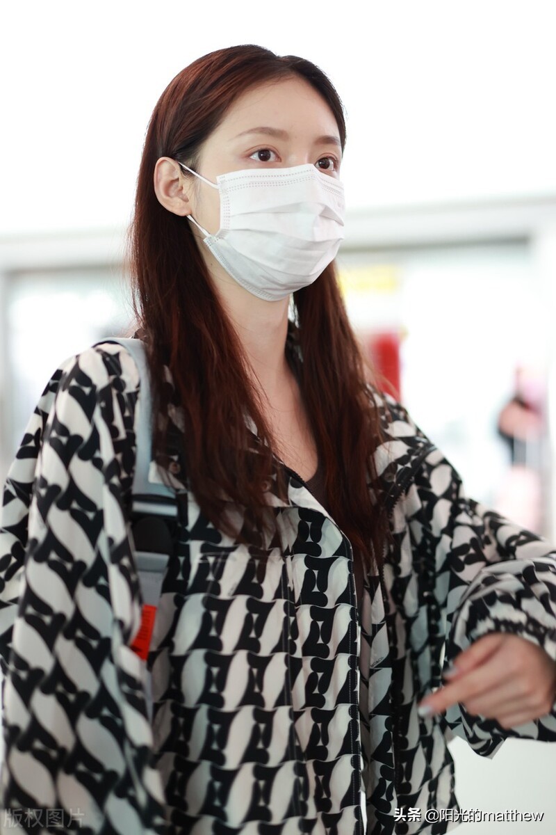 街拍：孙伊涵几何印花外套+运动鞋+白色短袜随性休闲