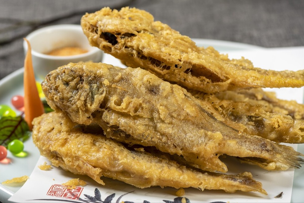 炸魚用淀粉還是面粉？大廚分享正確做法，外酥里嫩，又脆又香