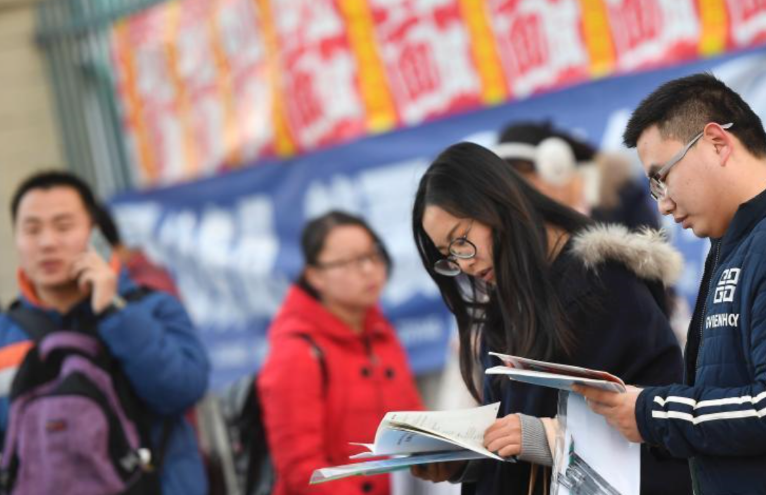 大学生专业不同，适合考取的公务员也差别明显，大学生要有数