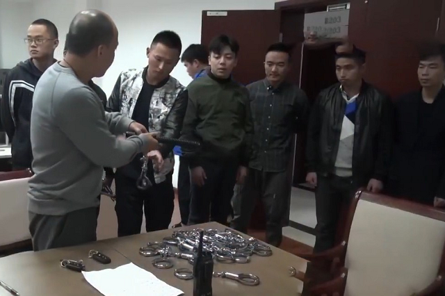 17年苏州运河夜夜有美女登船，警方锁定旧货船，破门后被震撼到了