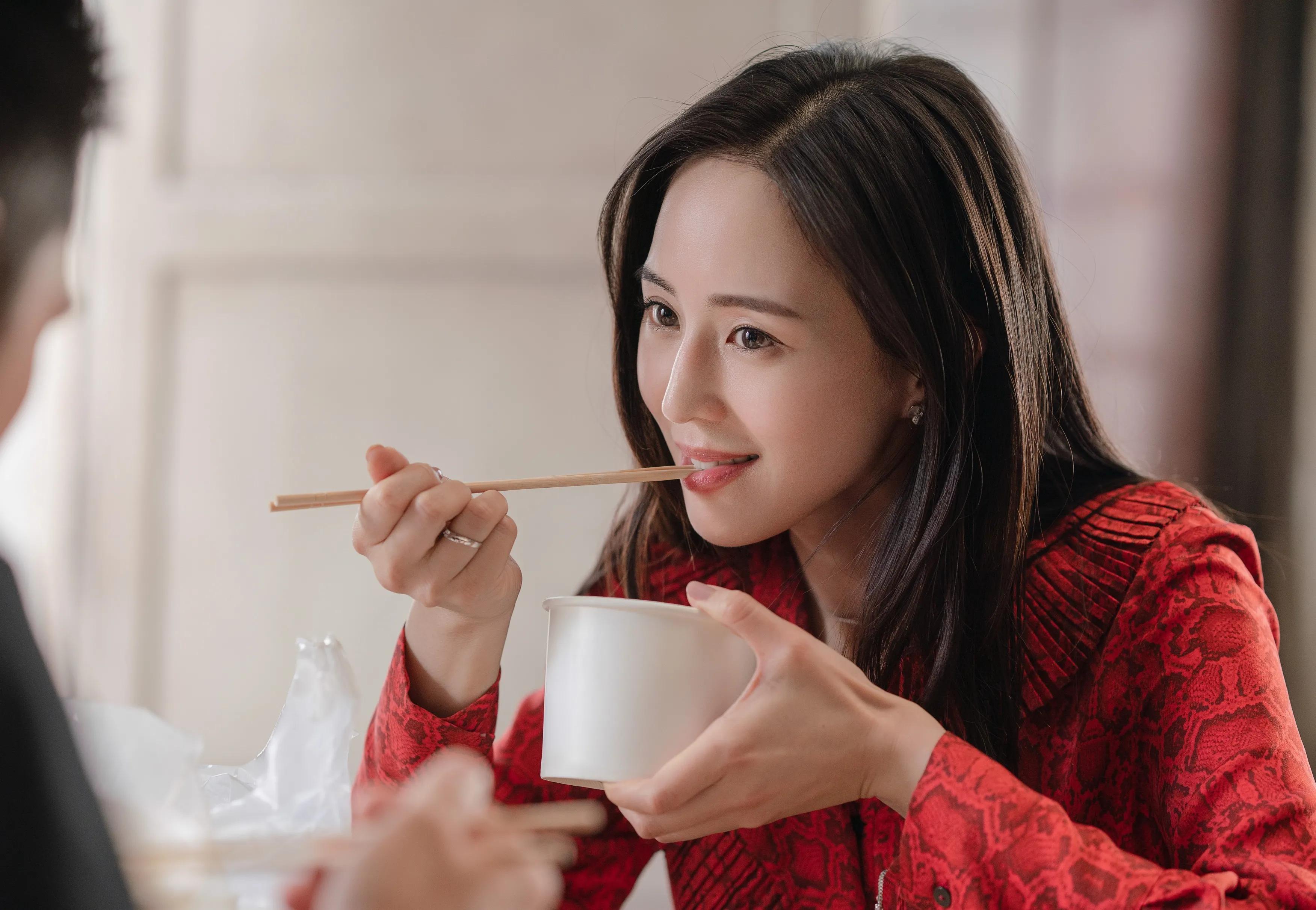 《唐人街探案》张钧甯lvy玫瑰红长裙高清原图