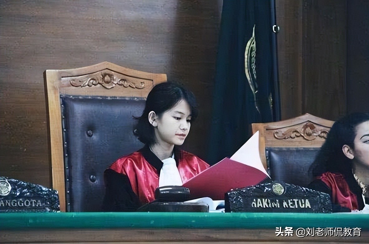 懂法律的有多厉害，看罗翔就知道了，发挥正常可以送走对面律师