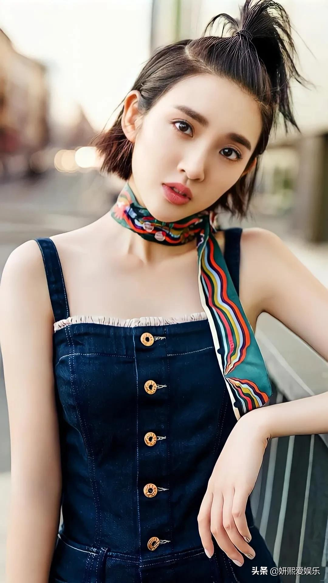 唐艺昕，邻家女孩，甜美可人