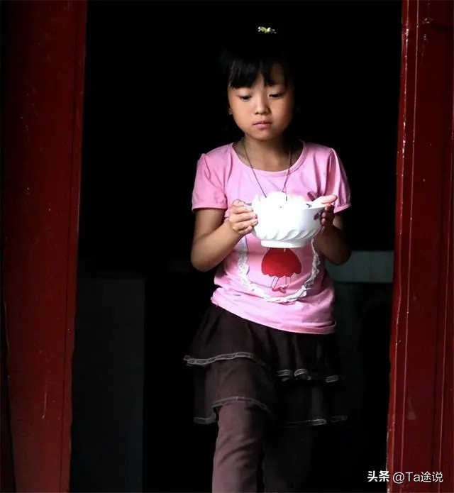 父亲入狱母亲出走，贵州6岁女童独自撑起三代之家：我很想爸妈