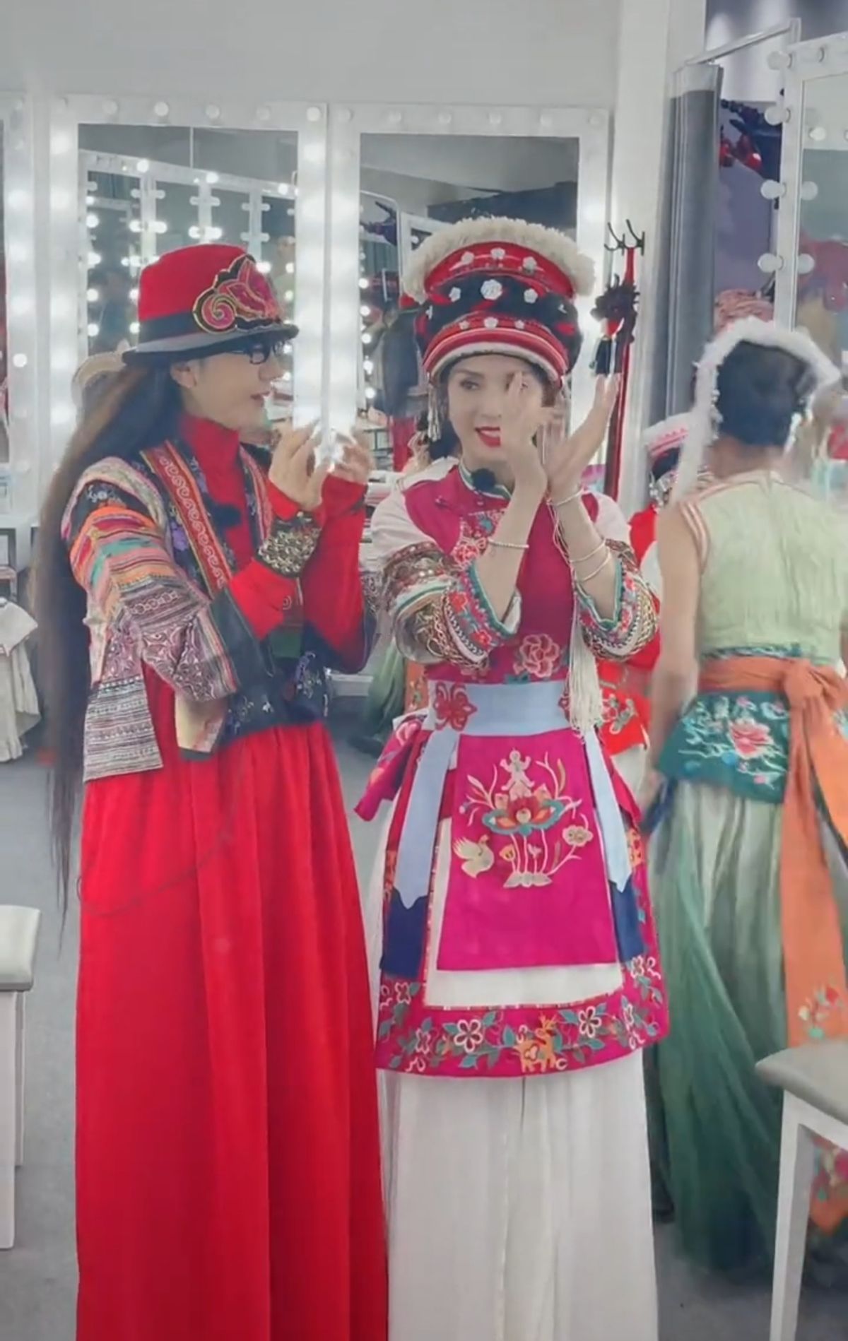 李若彤跟杨丽萍学跳舞，腰比对方还细，两人年过半百皮肤状态超好