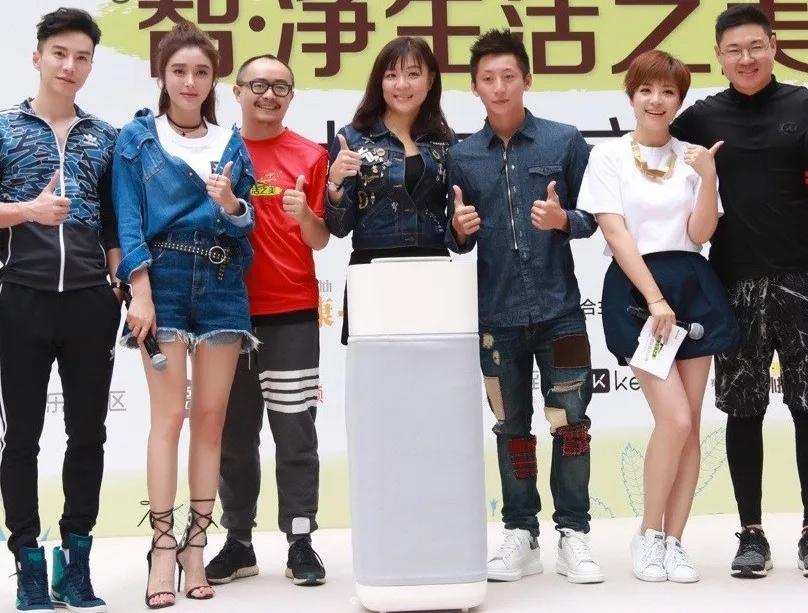 秦岚李紫婷身同穿牛仔短裤，一个清纯，一个靓丽！谁赢了？
