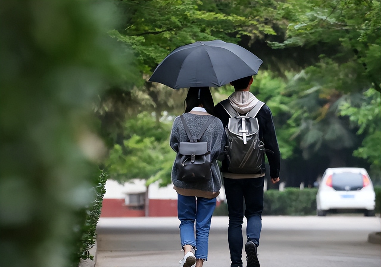 家长劝告儿子：“尽量在大学时找到对象”，原因是赤裸裸的现实