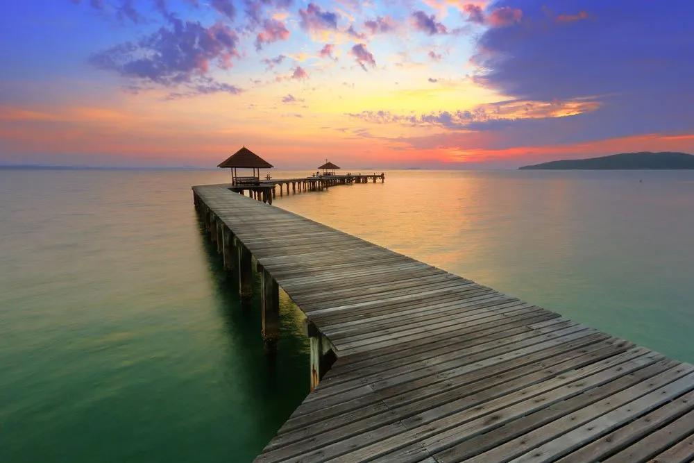 日落沧海看夕阳，万丈霞光谱辉煌。轻叹美景难留住只因月色要锋芒